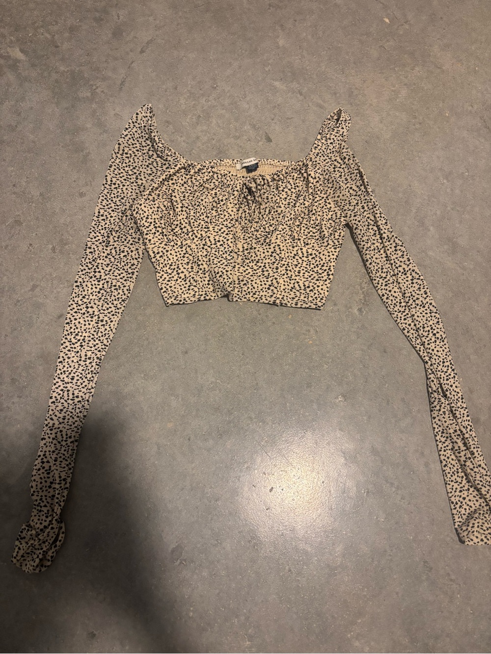 American Eagle Beige Black Dot Long-Sleeve Cropped Top